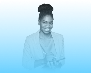 Una mujer sosteniendo una tableta y un bolígrafo